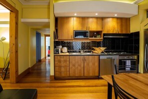 Kühlschrank, Mikrowelle, Herdplatte, Wasserkocher mit Kaffee-/Teezubehör
