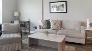 Smart TV - Landing | Beautiful 2BD, Gym, Yoga Studio (Cape Coral)