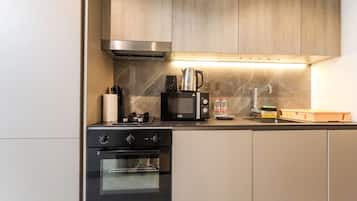 Refrigerador, microondas, tostadora y utensilios de cocina