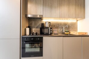 Kühlschrank, Mikrowelle, Toaster, Kochgeschirr/Geschirr/Besteck