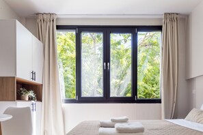 Espacio para trabajar con laptop y cortinas blackout 