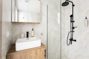 Ducha, artículos de tocador ecológicos, secador de pelo, toallas