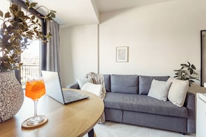 Deluxe-Apartment, Stadtblick | Wohnbereich | 32-Zoll-Smart-TV mit Digitalempfang