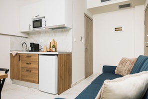 Apartemen Junior, pemandangan kebun | Dapur kecil pribadi | Lemari es, microwave, kompor, dan mesin espresso