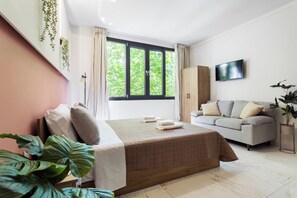 Comfort-Studio, Gartenblick | Wohnbereich | 32-Zoll-Smart-TV mit Digitalempfang