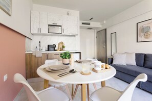 Family Studio, Garden View | Dining room