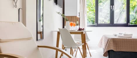 Standard Studio, Garden View