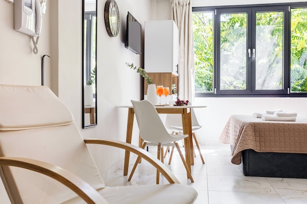 Studio Standar, pemandangan kebun | Ruang kerja ramah laptop, tirai kedap cahaya, dan setrika/meja setrika