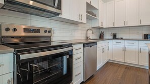 Frigorífico y mesa de comedor