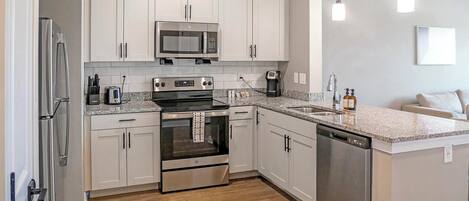 冷蔵庫、ダイニングテーブル