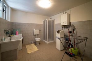 Dusche, Haartrockner, Bidet, Handtücher