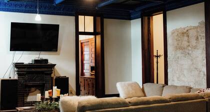 Historic 3-bedroom downtown apartment with WiFi, AC in peaceful Corry