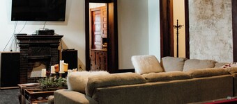 Historic 3-bedroom downtown apartment with WiFi, AC in peaceful Corry