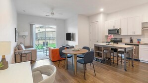 Un apartamento moderno con comedor, cocina y balcón con vistas.