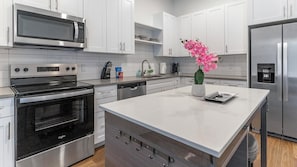 Fridge, microwave, oven, stovetop - Landing | Spectacular 3BD, Gym (Davenport)