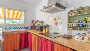 Fridge, microwave, stovetop, coffee/tea maker