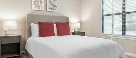 2 habitaciones, escritorio, tabla de planchar con plancha y wifi