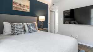 Desk, iron/ironing board, Internet, bed sheets - Landing | Chic 2BD, Gym (Dunedin)