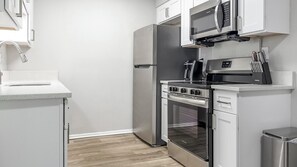 Fridge, microwave, oven, stovetop - Landing | Incredible 1BD, Gym (Dunedin)