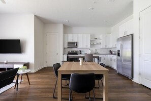 Køleskab, spisebord