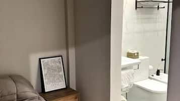 1 habitación, tabla de planchar con plancha, wifi y ropa de cama
