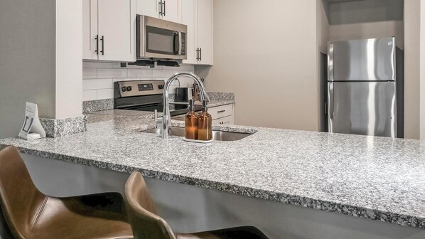 Réfrigérateur, tables à manger