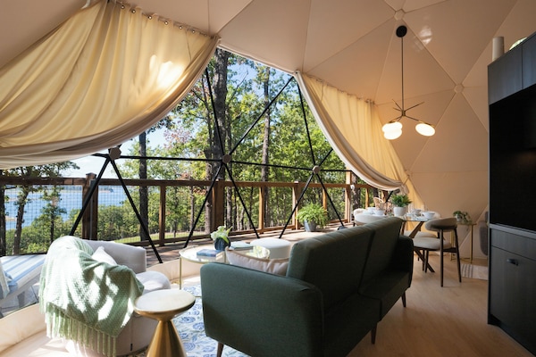 Casa na árvore superluxo, vista para o lago | Espaço de trabalho para notebook, Wi-Fi de cortesia, roupa de cama