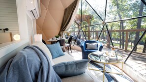 Casa na árvore superluxo, vista para o lago | Área de estar | TV de tela plana 50 polegadas com canais digitais, serviços de streaming