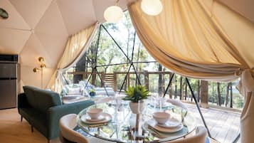 Luxe boomhut, uitzicht op meer | Een laptopwerkplek, gratis wifi, beddengoed