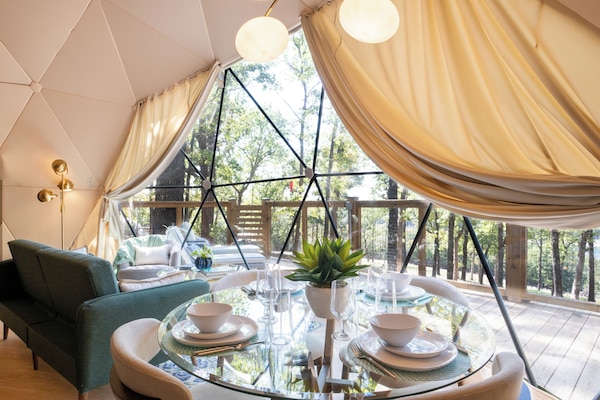 Casa de árbol de lujo, vista al lago | Espacio para trabajar con laptop, wifi gratis y ropa de cama