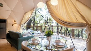 Luxe boomhut, uitzicht op meer | Een laptopwerkplek, gratis wifi, beddengoed