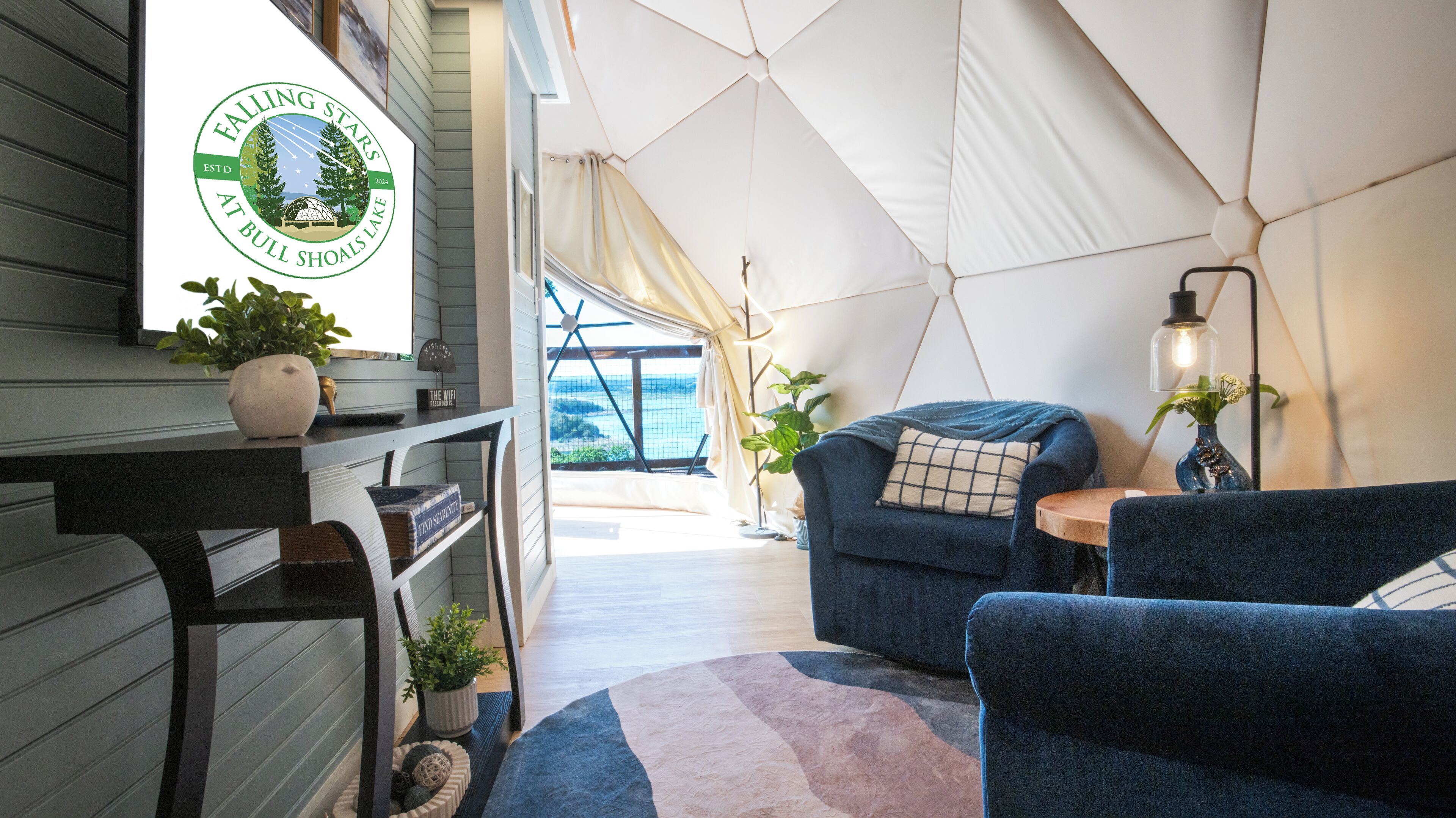 Luxe boomhut, uitzicht op meer | Woonruimte | Een 55-inch flatscreentelevisie met digitale zenders