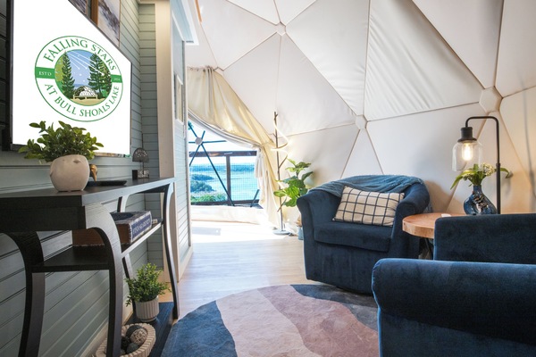 Luxe boomhut, uitzicht op meer | Woonruimte | Een 55-inch flatscreentelevisie met digitale zenders