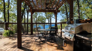 Casa de árbol de lujo, vista al lago | Terraza o patio