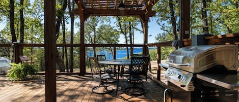 Luksustrehytte, utsikt mot innsjø | Terrasse/patio