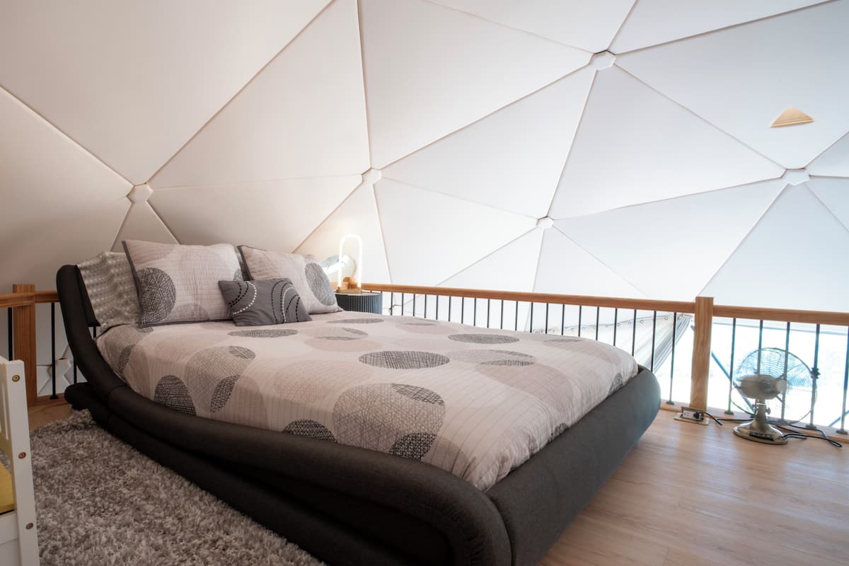 Casa na árvore superluxo, vista para o lago | Espaço de trabalho para notebook, Wi-Fi de cortesia, roupa de cama