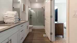 Bathroom - Landing | Incredible 3BD, Gym (Davenport)