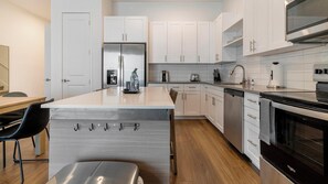 Réfrigérateur, tables à manger