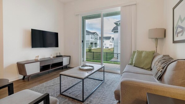 Smart TV - Landing | Incredible 3BD, Gym (Davenport)