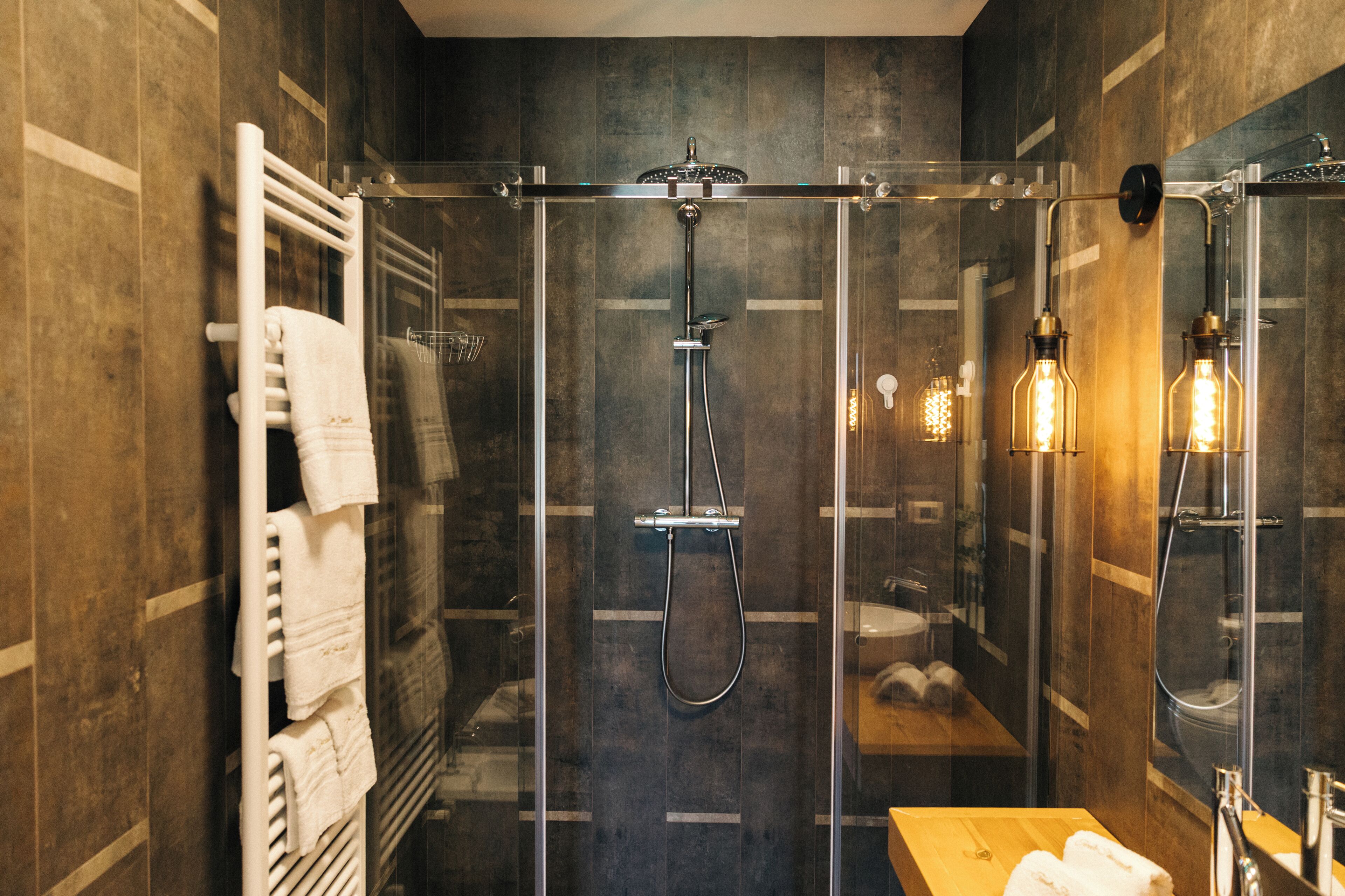 Apartment, 1 Queen-Bett und Schlafsofa, Poolzugang, Blick auf den Innenhof | Badezimmer | Dusche, Regendusche, umweltfreundliche Kosmetikartikel, Haartrockner