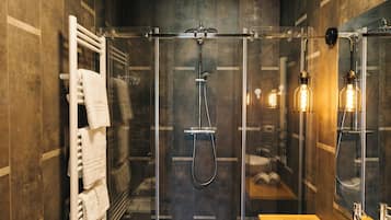 Apartment, 1 Queen-Bett und Schlafsofa, Poolzugang, Blick auf den Innenhof | Badezimmer | Dusche, Regendusche, umweltfreundliche Kosmetikartikel, Haartrockner