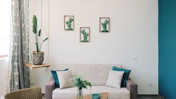 Apartment, 1 Queen Bed with Sofa bed, Pool Access, Courtyard View | Living area | 32-inch Smart TV with cable channels, books