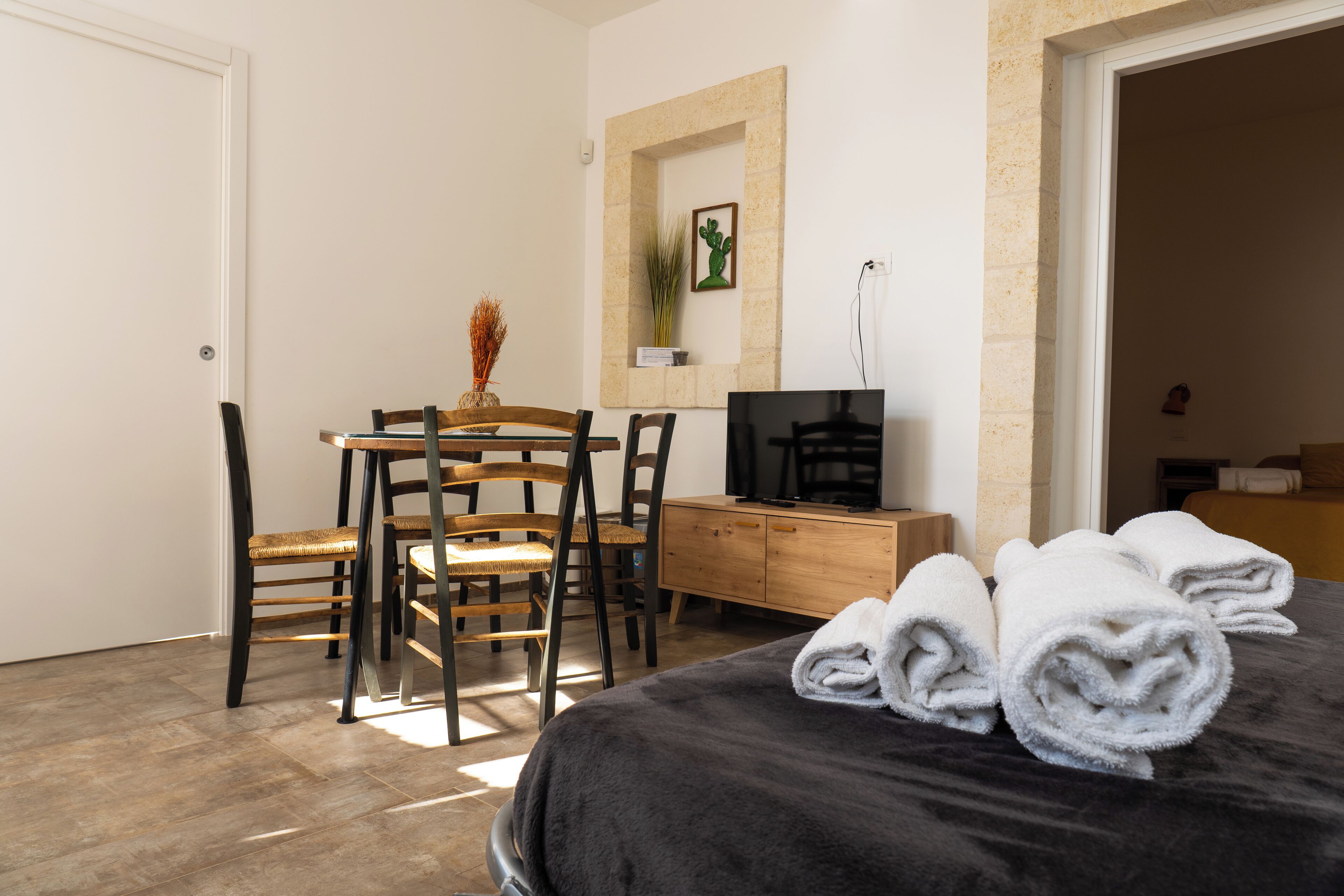 Deluxe-Apartment, Nichtraucher, Blick auf den Innenhof | Wohnbereich | Fernseher