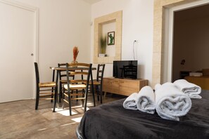 Deluxe-Apartment, Nichtraucher, Blick auf den Innenhof | Wohnbereich | Fernseher