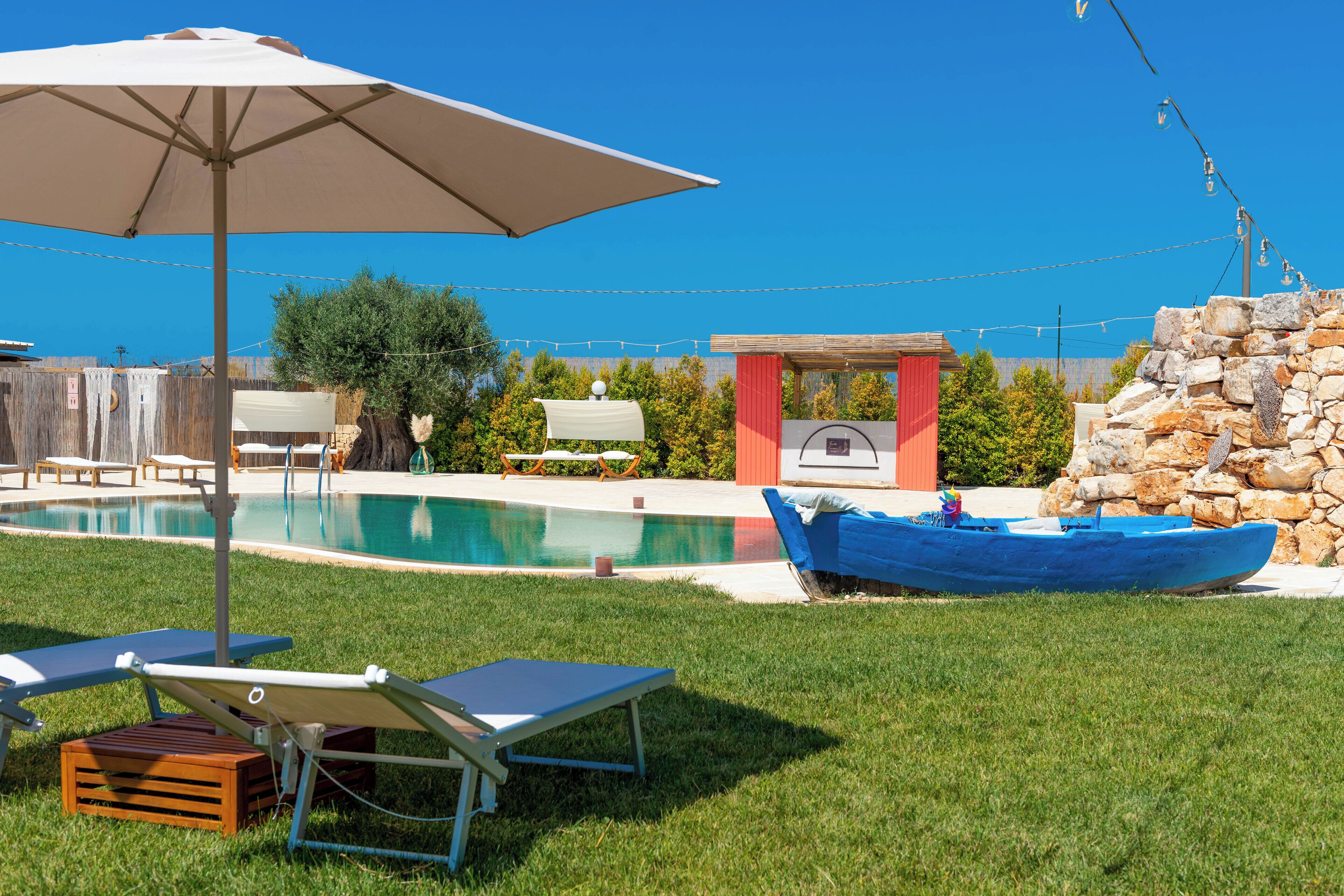 Piscine extérieure (ouverte en saison), parasols de plage