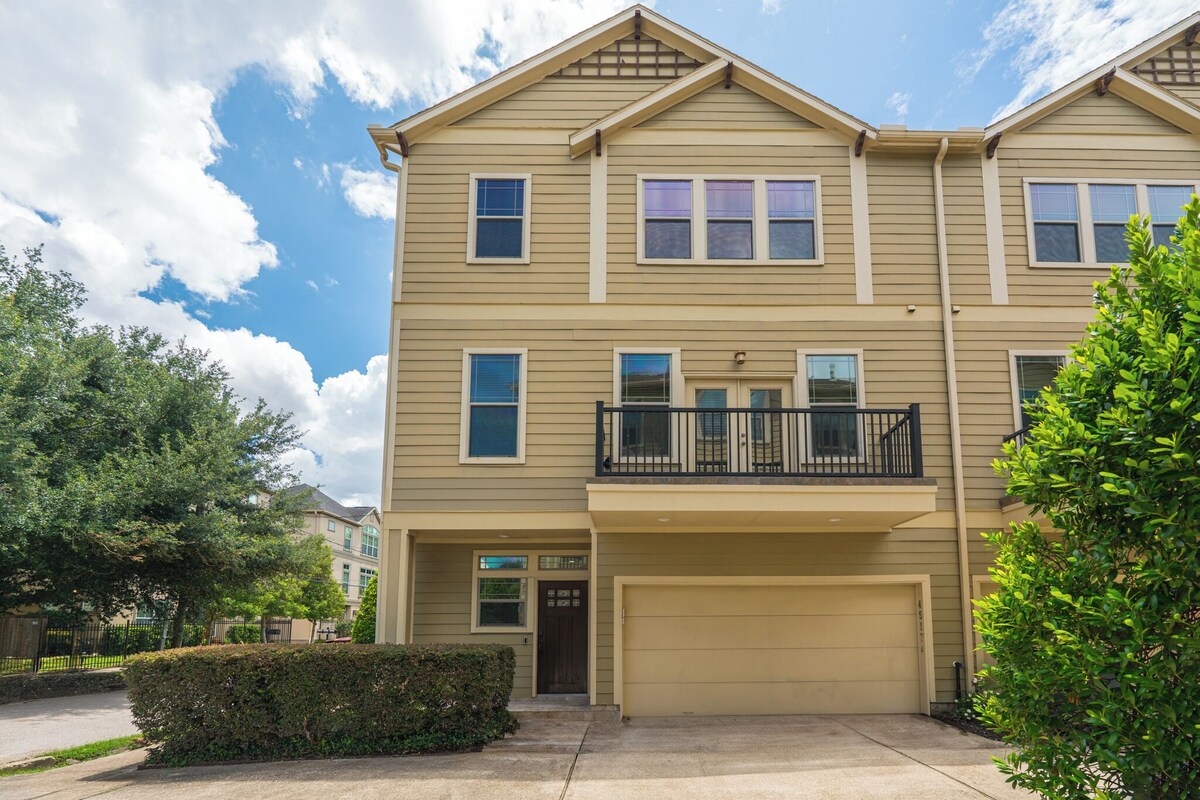 Photo 3 of Charming 2-bedroom townhome with WiFi, AC in amazing Houston