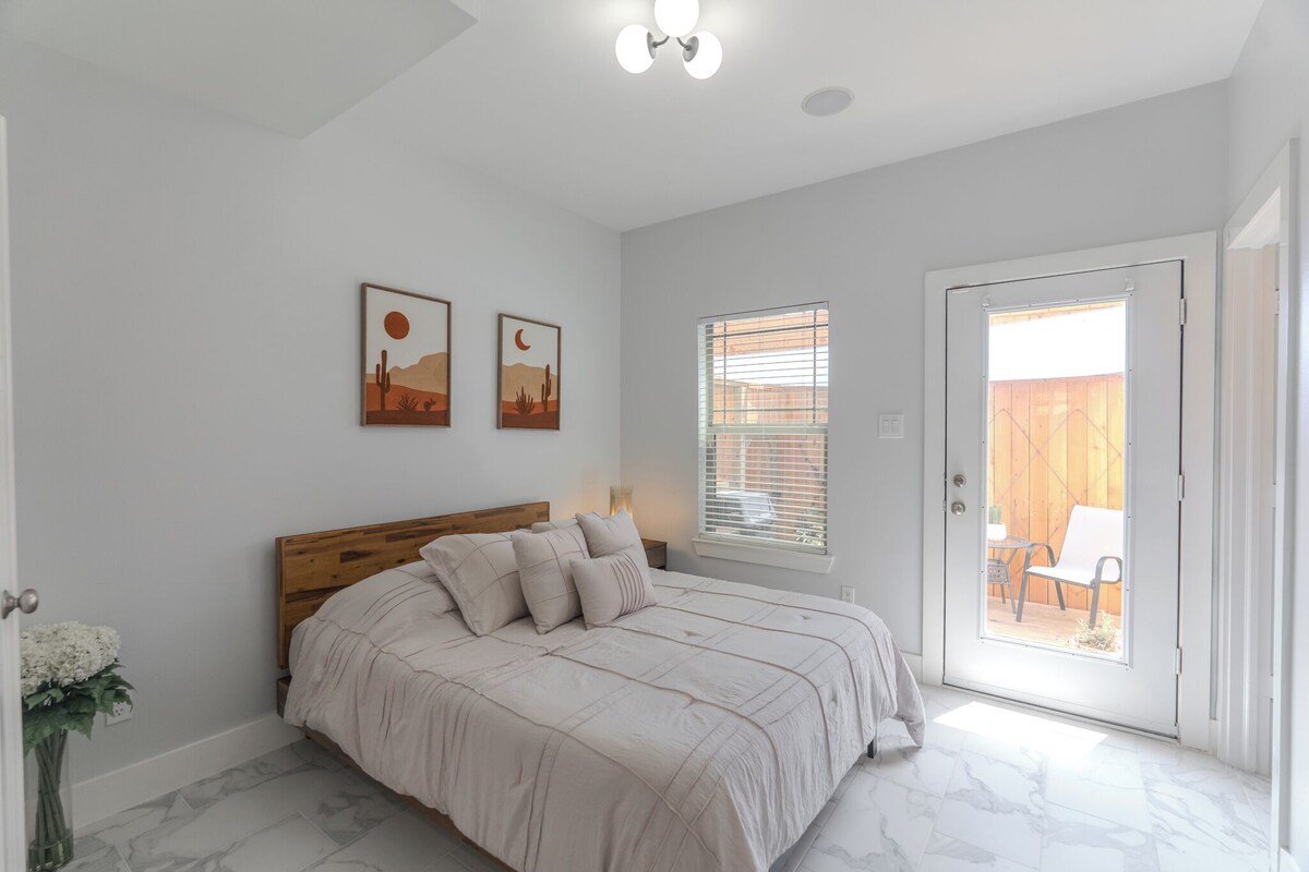 Photo 2 of Charming 2-bedroom townhome with WiFi, AC in amazing Houston