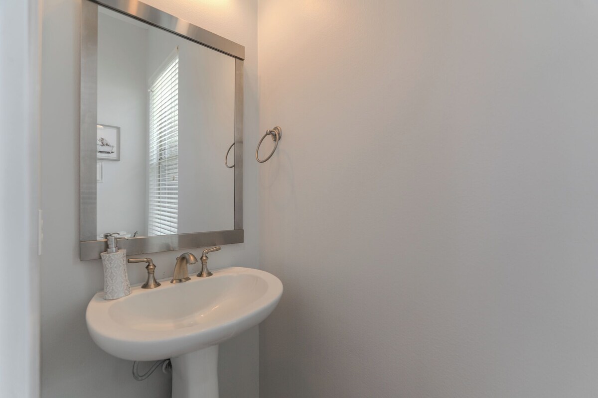 Photo 10 of Charming 2-bedroom townhome with WiFi, AC in amazing Houston