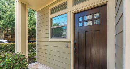 Charming 2-bedroom townhome with WiFi, AC in amazing Houston