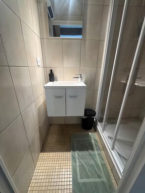 Dusche, Haartrockner, Handtücher, Seife